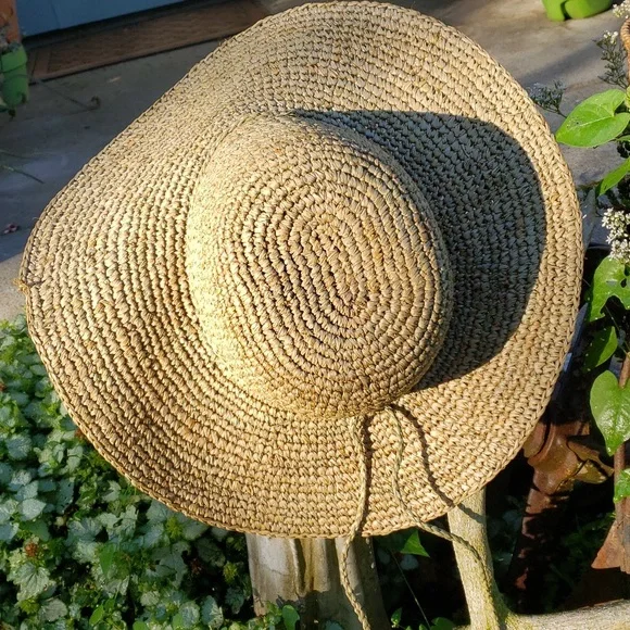 PETER GRIMM wide brim straw bucket Brimmed HAT with tassels. - Picture 4 of 12